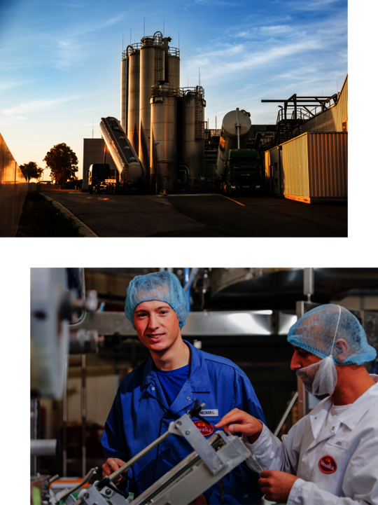 Zwei Bilder vom Wewalka Werk in Sollenau sowie einem Mitarbeiter der Technik, der in der Produktion einem weiteren Mitarbeiter beim Einstellen einer Maschine hilft.