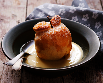 Picture of a baked apple, prepared of Wewalka fresh short crust, topped with vanilla sauce in a deep plate