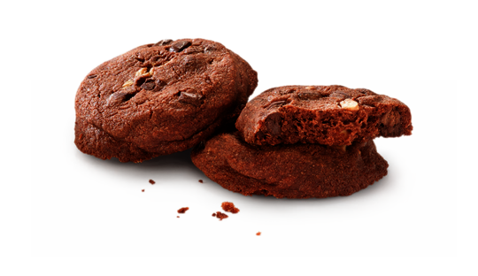 [Translate to Magyar:] Bild von zwei American Cookies, hergestellt mit Wewalka Triple Chocolate Cookie Teig, eines davon angebrochen