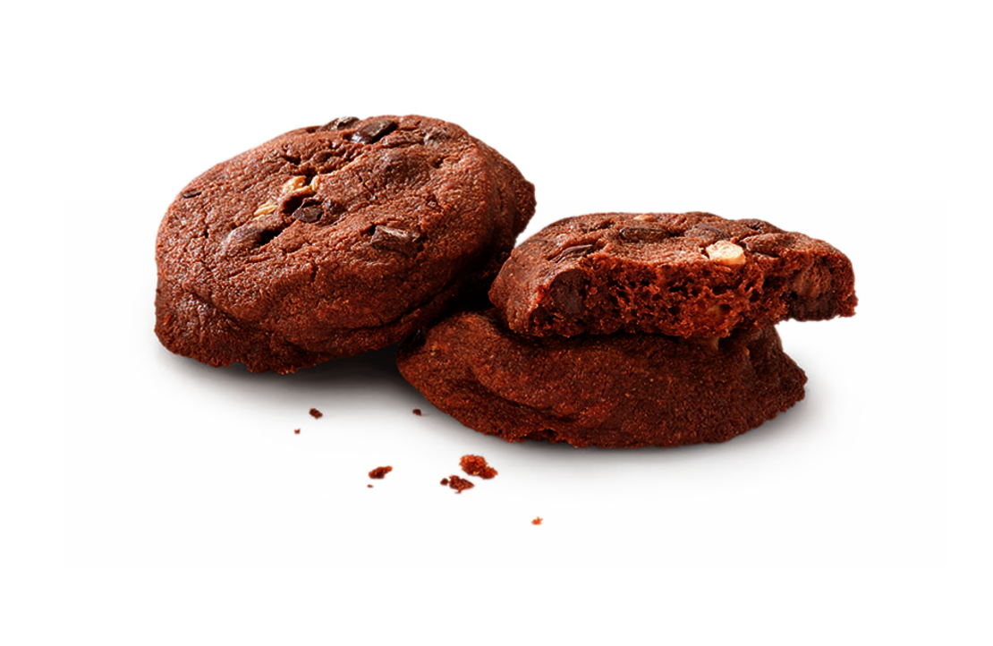 Bild von zwei American Cookies, hergestellt mit Wewalka Triple Chocolate Cookie Teig, eines davon angebrochen