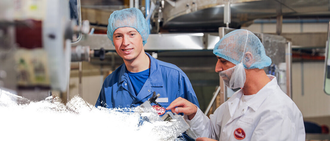 Picture of an employee of Wewalka, performing a check on one of the production lines for fresh doughs