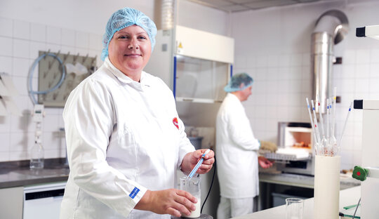 [Translate to Magyar:] Bild von einer Wewalka Mitarbeiterin, die gerade den Frischteig prüft und eine Qualitätskontrolle durchführt