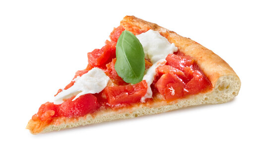 Bild eines Pizzastückes aus Wewalka Kugelteig, belegt mit Tomaten, Mozzarella und Basilikum